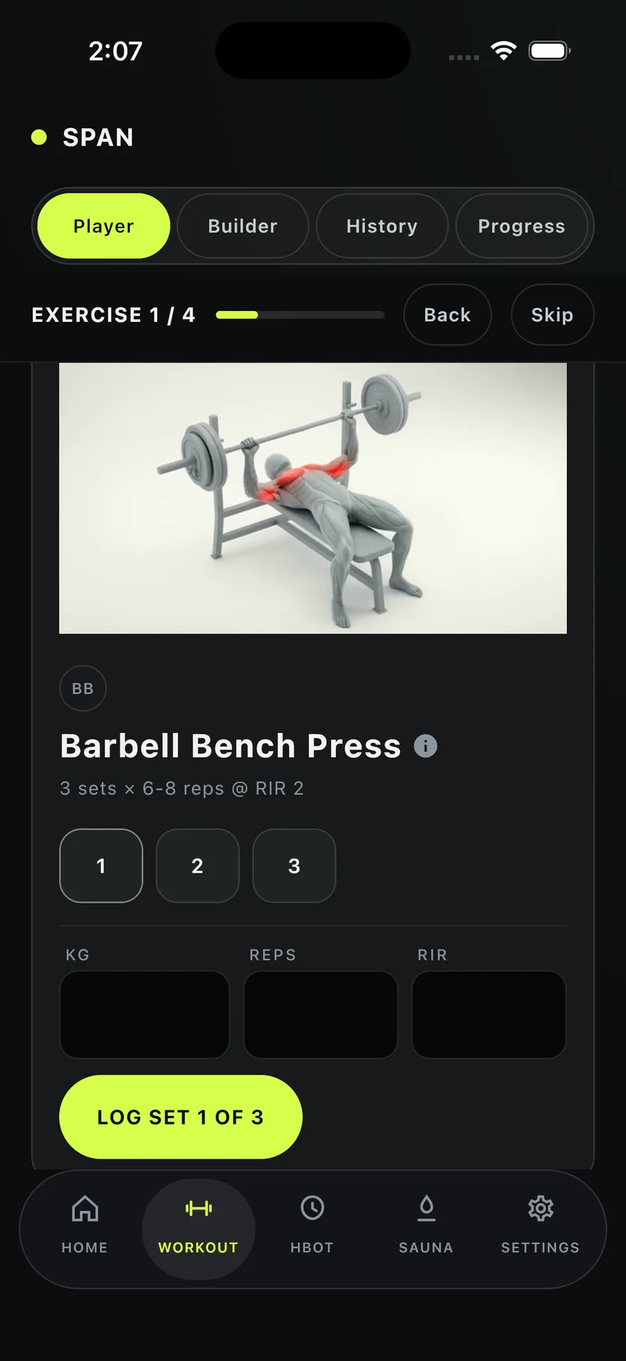 Span logging a set of barbell bench press, showing an anatomical render with the worked muscles highlighted and fields for kilograms, reps and reps in reserve.